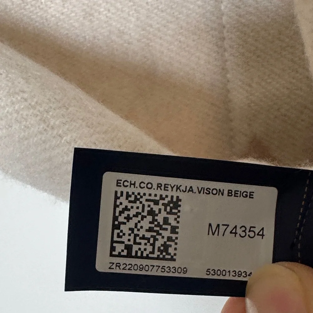 Louis Vuitton Tan and White Cold Reykjavik Monogram Scarf (NWOT) - Picture 9 of 11